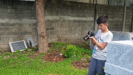 Ein-Junger-Amateurfotograf-Macht-Ein-Paar-Aufnahmen-Mit-Seiner-Kamera