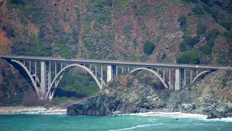 Puente-En-La-Carretera-De-La-Costa-Pacífica-De-California-A-Principios-De-Primavera