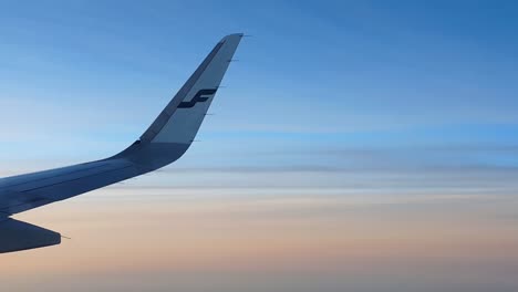 Ala-De-Avión-Finnair-En-El-Aire-Con-Un-Hermoso-Cielo-De-Fondo