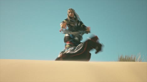 Mujer-Gitana-Bailando-Y-Girando-En-Una-Duna-De-Arena-Del-Desierto