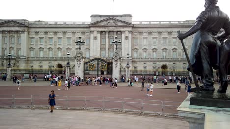 Massen-Von-Touristen-Im-Buckingham-Palace,-London,-Zeigt-Die-Mitte-Des-Palastes-Vom-Victoria-Memorial-Am-Ende-Des-Einkaufszentrums,-England,-Großbritannien,-Europa
