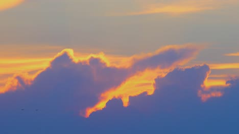Wunderschöner-Malerischer-Sonnenuntergang-Mit-Durch-Die-Wolken-Scheinender-Sonne,-Mittlere-Aufnahme