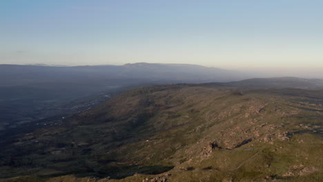 Wunderschönes-Bergtal,-Aufgenommen-Bei-Sonnenaufgang-Mit-Einer-Drohne-Im-Norden-Portugals