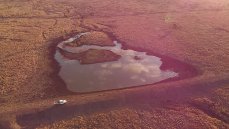 Vista-Matutina-Sobre-Un-Pequeño-Lago-En-El-Interior-De-Australia-Disparado-Con-Un-Dron