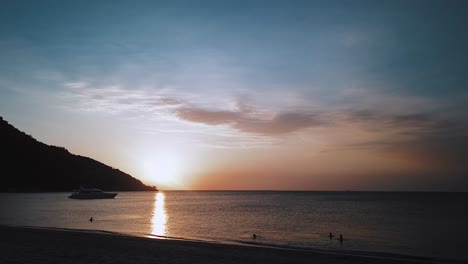 Schöner-Sonnenuntergang-Am-Tropischen-Strand