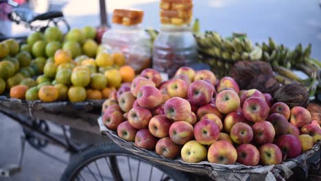 Coloridas-Frutas-Que-Se-Venden-En-La-Calle-Al-Lado-De-La-Carretera-De-Puesto