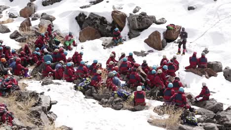 Ausbilder-Eines-Bergsteiger-Ausbildungsinstituts,-Das-Den-Himalaya-Bergsteigern-Anweisungen-Gibt,-Bevor-Sie-Mit-Der-Besteigung-Des-Berggipfels-Des-Himalaya-Beginnen