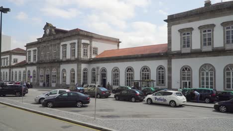Vista-Exterior-De-La-Estación-De-Tren-De-Campanhã-Y-Estacionamiento-Con-Taxis,-Porto,-Portugal