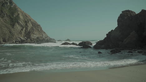 Waves-coming-on-shore-at-Pfeiffer-Beach-State-Park-in-Big-Sur,-California