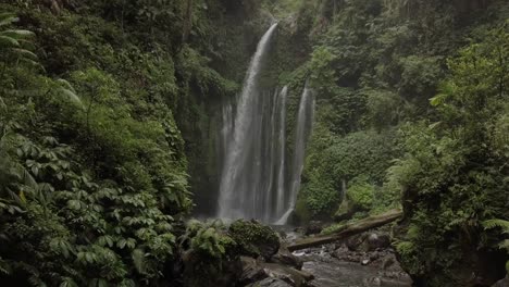Luftaufnahmen:-Wasserfall-In-Lombok,-Indonesien