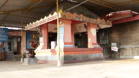 Amplia-Vista-Del-Templo-Narahari-Parvatha,-Dk-Ka-India