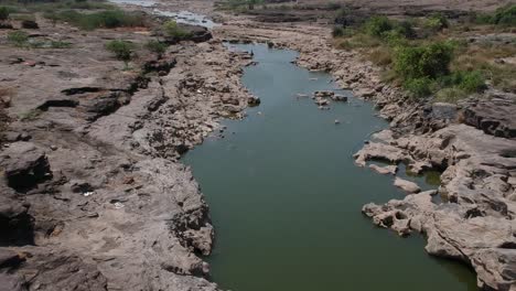 Drohnenaufnahmen-Aus-Der-Luft-Eines-Flusses-Mit-Schlaglöchern---In-Nighoj-In-Der-Nähe-Von-Pune-Und-Berühmt-Für-Die-Natürlich-Entstandenen-Schlaglöcher-Im-Flussbett-Des-Kukadi-Flusses