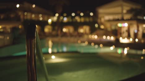 Verschwommenes-Hotel---Poolbereich-Des-Resorts---Abend---Zeitlupe