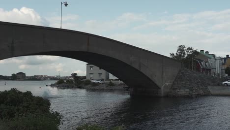 Vista-En-Cámara-Lenta-De-Un-Hombre-Saltando-De-Un-Puente-Llamado-Saltobron-Ubicado-En-Karlskrona-Suecia