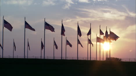 Flaggen-Rund-Um-Das-Washington-Monument-Wehen-Bei-Sonnenuntergang-Im-Wind