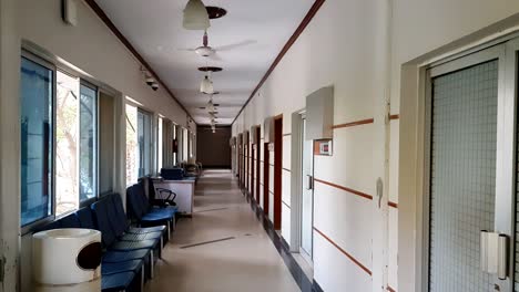 Krankenhausdurchgang-Und-Wartebereich-Mit-Leeren-Sitzen
