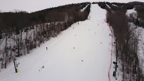 Luftaufnahmen-Einer-Drohne-Von-Skifahrern-Auf-Dem-Burke-Mountain-Im-Norden-Von-Vermont