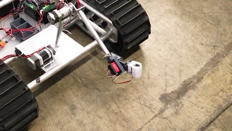 Ingenieurprojekt,-Bau-Und-Test---Der-Arm-Eines-Roboter-Rovers-Bewegt-Sich-Auf-Und-Ab,-An-Dem-Bohrer-Und-Greifer-Befestigt-Sind
