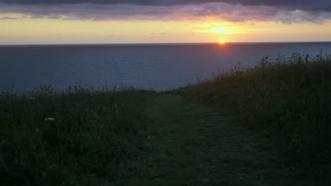 Blick-Auf-Die-Küste-Des-Sonnenuntergangs-In-West-Pentire,-Cornwall
