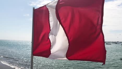 Peruanische-Flagge-In-Zeitlupe,-Winkt-An-Einem-Sonnigen-Tag-Am-Strand