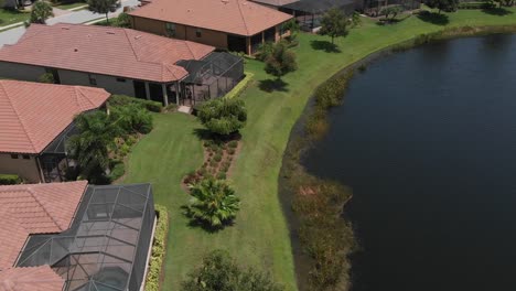 Luftaufnahmen-Von-Häusern,-Die-Den-Lebensstil-Im-Süden-Floridas-Zeigen