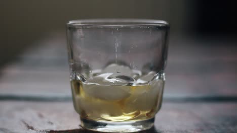 Whisky-Auf-Ein-Glas-Gießen