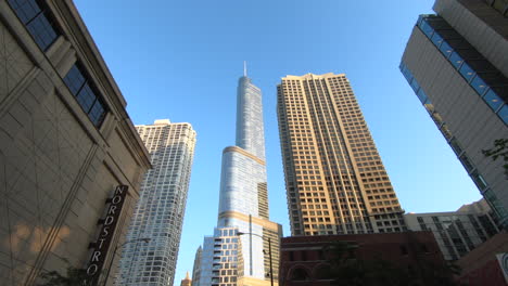 Vista-De-La-Torre-De-Triunfo-De-Chicago,-Estados-Unidos,-Rascacielos,-Edificios-Altos,-Hermoso-Cielo-Azul,-Arquitectura-Del-Distrito-Comercial,-Paisaje-Urbano-Moderno