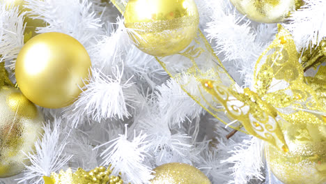 Detail-Eines-Wunderschönen-Weißen-Weihnachtsbaums,-Der-Mit-Goldenen-Gegenständen-Geschmückt-Ist