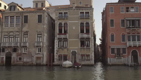 Weitwinkelaufnahme-Der-Wunderschönen-Venezianischen-Architektur-Im-Morgensonnenlicht,-Venedig,-Italien