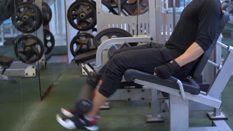 Young-man-performing--Leg-Extensions-at-the-gym