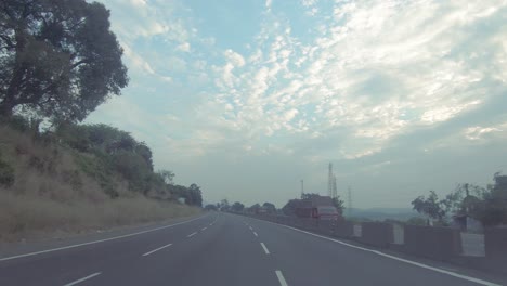 Filmische-Autobahn-Mit-Schönen-Wolken-Und-Wechselndem-Wetter