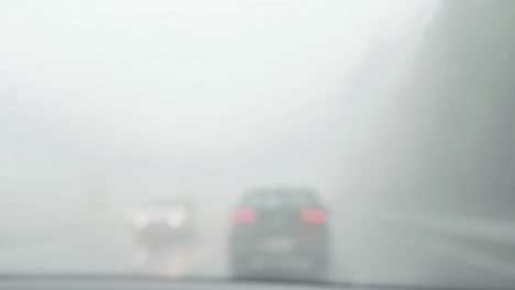 Gefährliche-Aufnahmen-Einer-Straßenfahrt-Im-Nebel