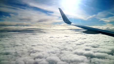 Avión-Comercial-Cruza-El-Cielo-De-Las-Nubes-Celestiales