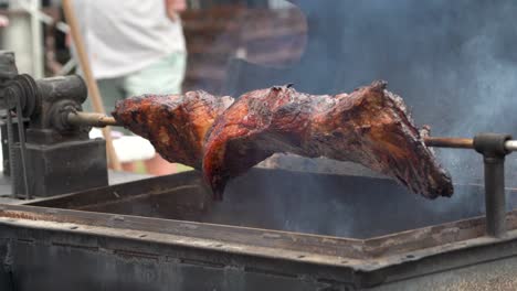 Nahaufnahme-Von-Barbecue-Rindfleisch,-Das-Auf-Einem-Festival-Am-Spieß-Gedreht-Wird