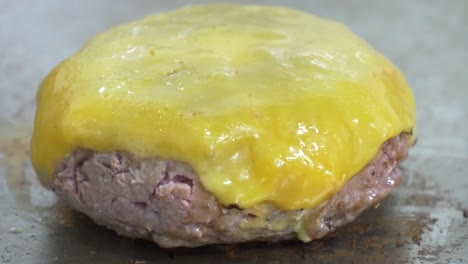Close-up-of-a-slightly-pink-cheeseburger-still-on-the-grill
