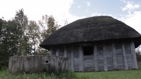 Kleine-Mittelalterliche-Hütte-Auf-Dem-Land
