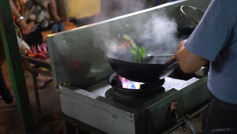 Koch-Bereitet-Speisen-Auf-Dem-Lokalen-Markt-Von-Kota-Kinabalu-Zu