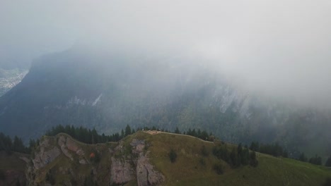 Esta-Foto-De-Dron-Está-Tomada-Desde-La-Cima-De-Una-Montaña-En-Suiza