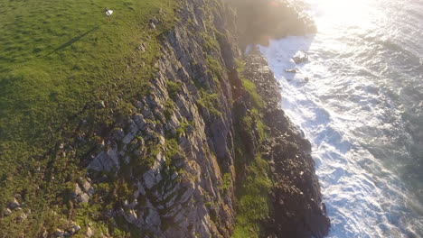 Luft-Action-Film,-Der-über-Surfer-Fliegt,-Die-In-Der-Coffee-Bay-In-Südafrika-Surfen