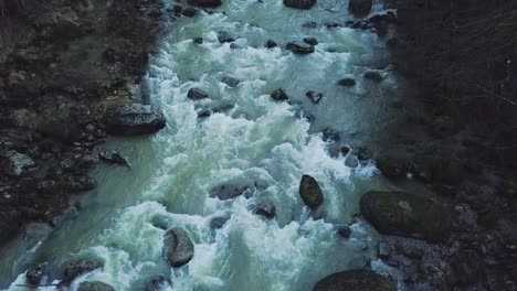 Schnell-Fließender-Fluss-Mit-Steinen-In-Der-Schweiz