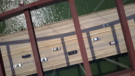Von-Oben-Nach-Unten-Luftaufnahme-Der-Pennybacker-Bridge-In-Austin,-Texas