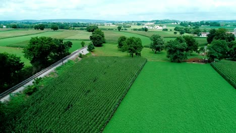 Vías-De-Tren-En-El-Campo-Amish-Y-Tierras-De-Cultivo-Vistas-Por-Drones