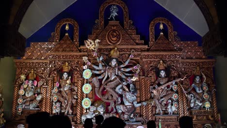 Wunderschöne-Idole-Und-Skulpturen-Hinduistischer-Götter-Und-Göttinnen,-Die-Von-Gläubigen-In-Silhouetten-In-Tempeln-Und-Pandals-Auf-Festen-Verehrt-Werden