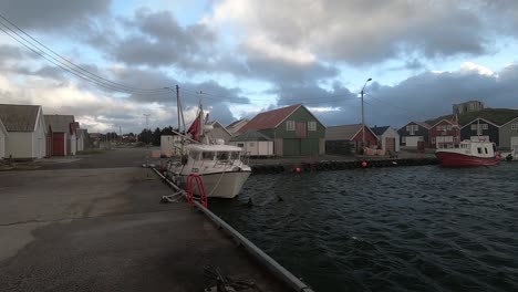 Am-Hafen-Liegen-Kleine-Fischerboote