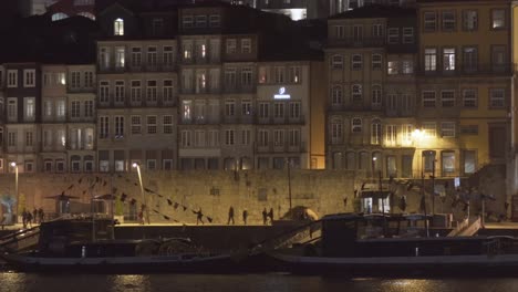 Stadt-Porto-Panoramablick-Auf-Das-Viertel-Ribeira-In-Porto-Portugal.-Menschen-Gehen-Nachts-Spazieren