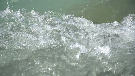 Kristallklares-Wasser-Des-Gebirgsflusses-Ganges-Fließt-Am-Ganga-Ghat,-Har-Ki-Pauri,-Haridwar,-Uttarakhand,-Indien
