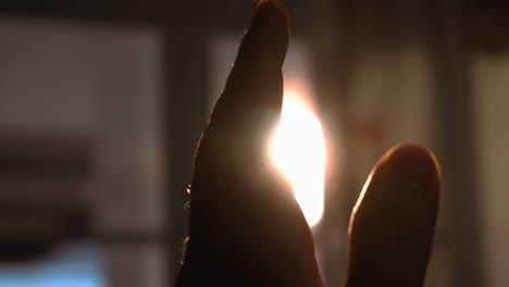 Betrachten-Sie-Den-Sonnenuntergang-Durch-Die-Silhouette-Der-Hand