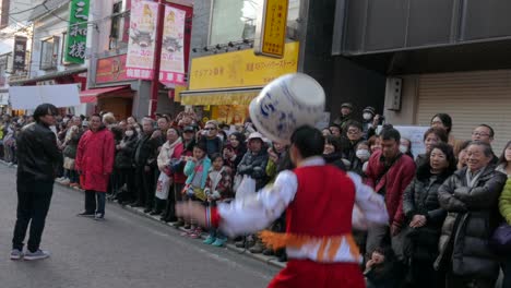 24.-Februar-2018,-Tokio,-Japan-–-Menschen-Schauen-Einem-Teilnehmer-Zu,-Der-Während-Der-Chinesischen-Neujahrsparade-2018-In-Yokohamas-Chinatown-Auftritt