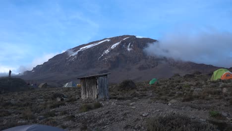 Weitwinkelaufnahme-Des-Gipfels-Des-Kilimandscharo