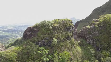 The-famous-Pali-Notches-on-Oahu